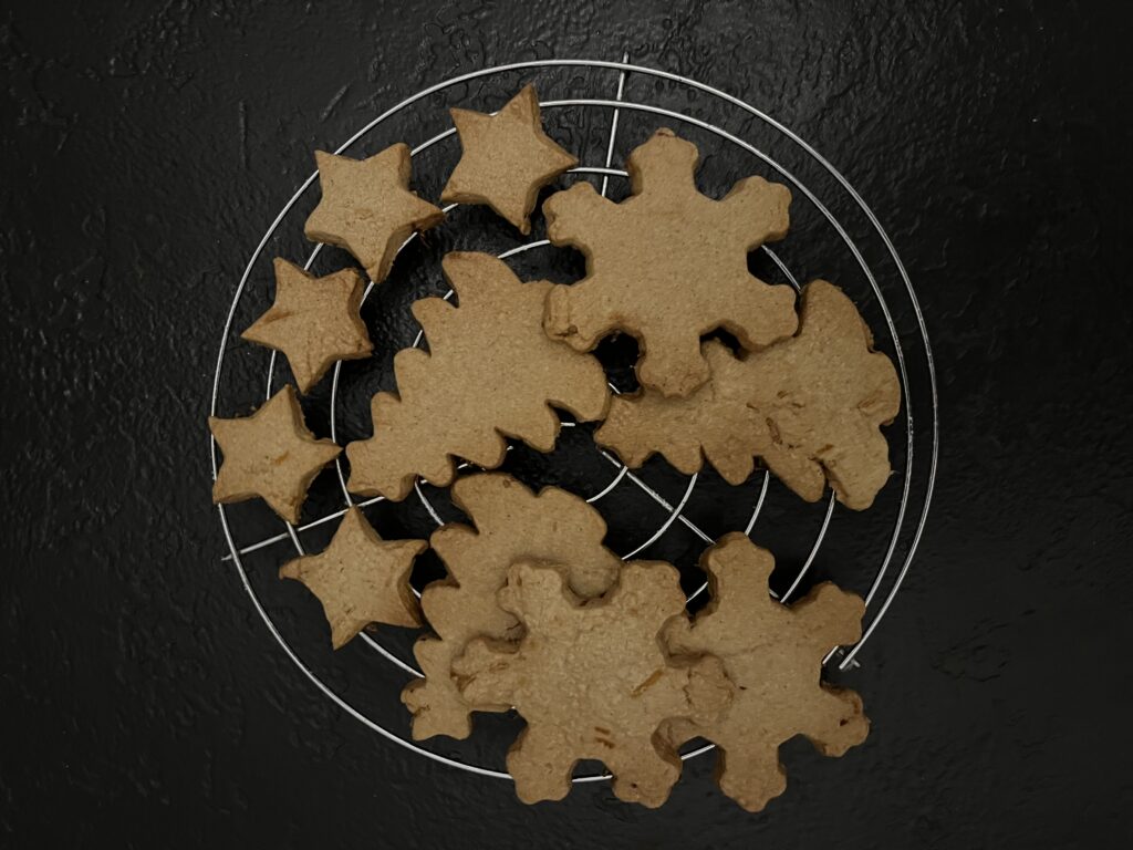 Img 4695 1024x768 Soetkoekies - Cut out cookies cooling on wire rack