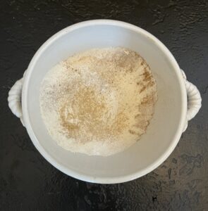 Soetkoekies, dry ingredients whisked together